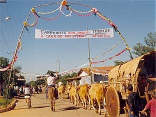Foto: Silvana Nascimento. Entrada paraTrindade - Romeiros de Moss�medes na entrada do santu�rio de Trindade,1998