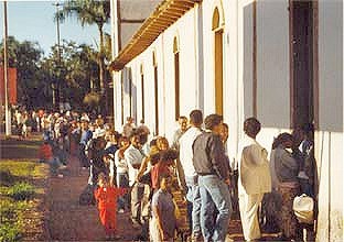 Foto: Silvana Nascimento. Fila para beijamento da imagem do Divino Pai Eterno, na Igreja velha, Trindade, 1998