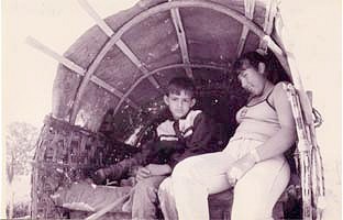 Foto: Silvana Nascimento. Crianças dentro do carro de bois, a caminho de Trindade, 1997